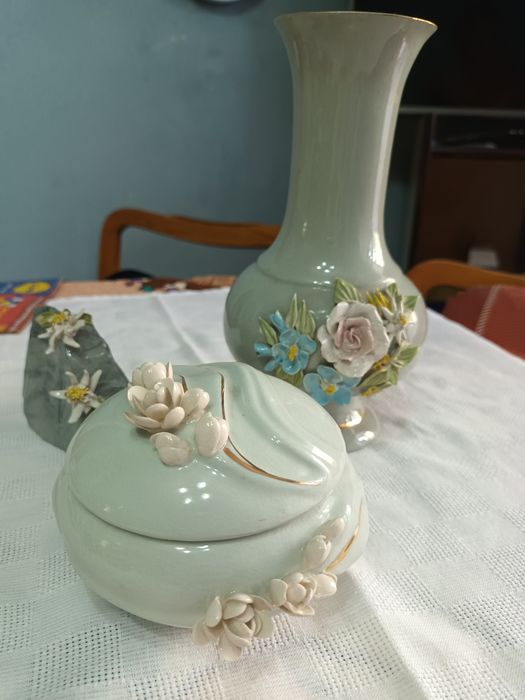 Set porțelan -  vază, casetă/bombonieră și decor flori de colț