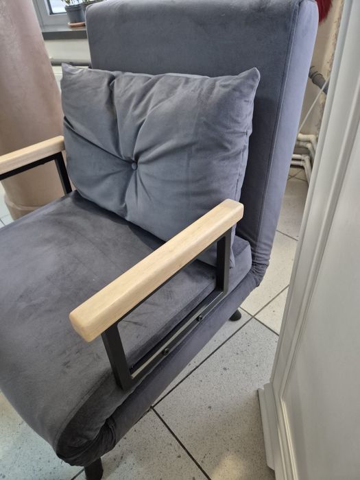 Fotoliu extensibil cu spătar, reglabil pe 5 nivele.