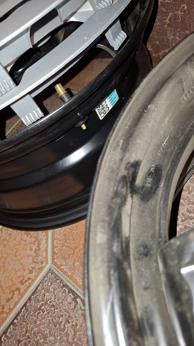 Продам 4 диска и 4 колпака от KIA SONET