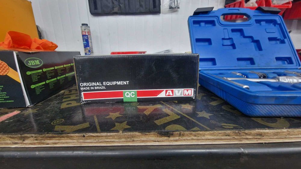 Продавам хъбове модел AVM428