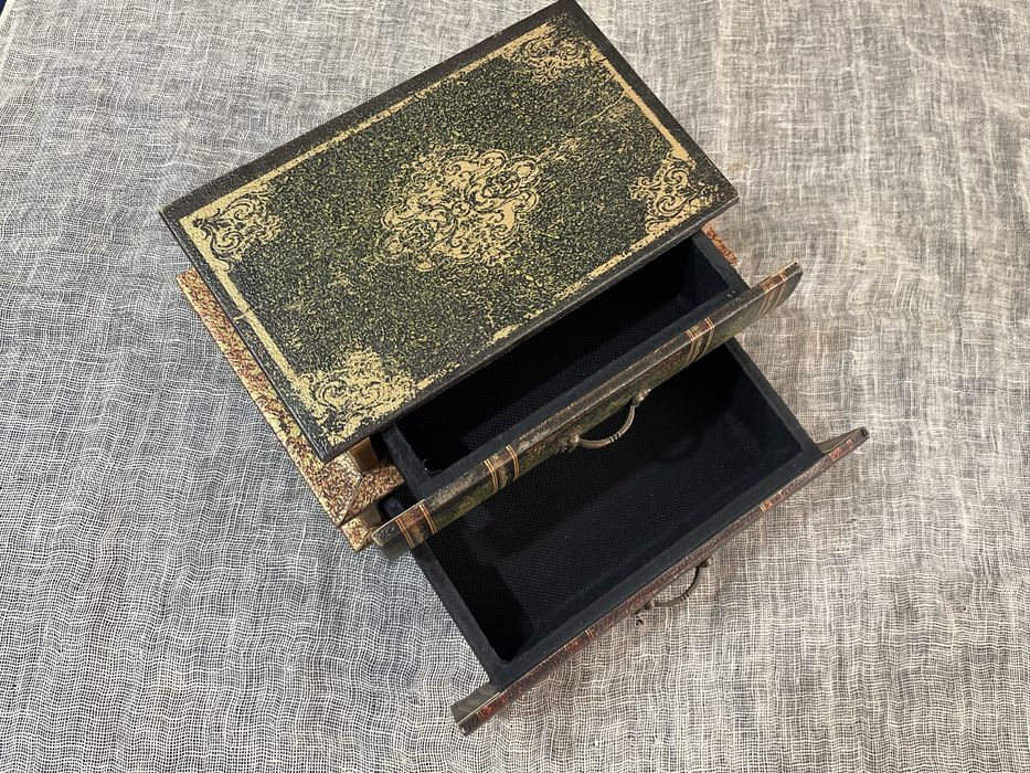 Кутия за бижута с форма на старинни книги и Кутийка за бижута от финна интарзия от екзотична дървесина и седеф