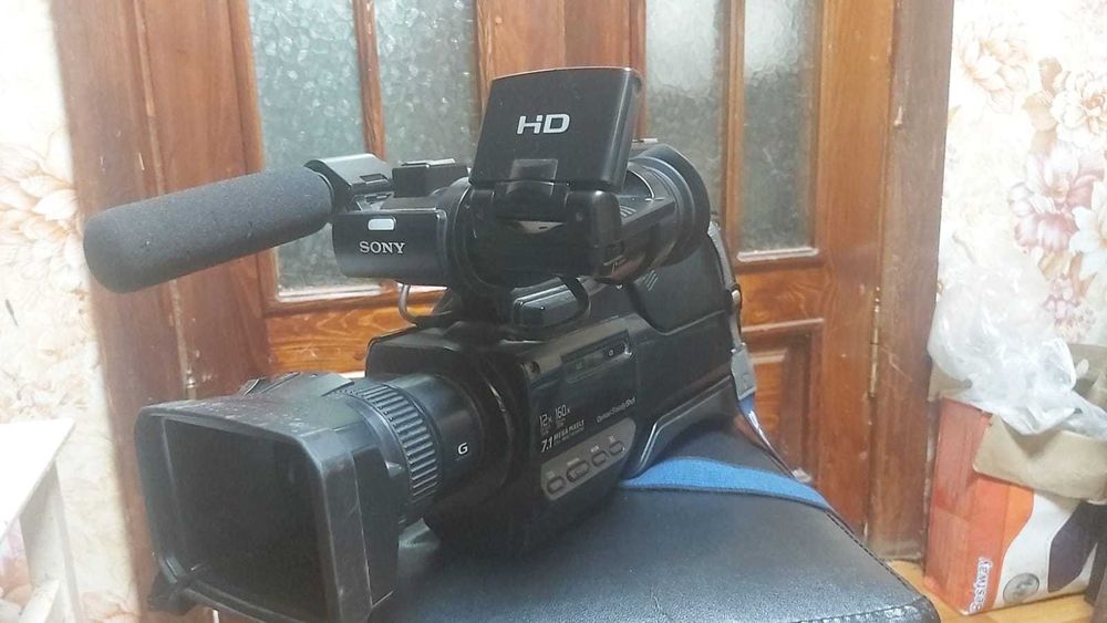 Продаю видеокамеру Sony HXR-MC1500P в отличном состоянии (с коробкой)