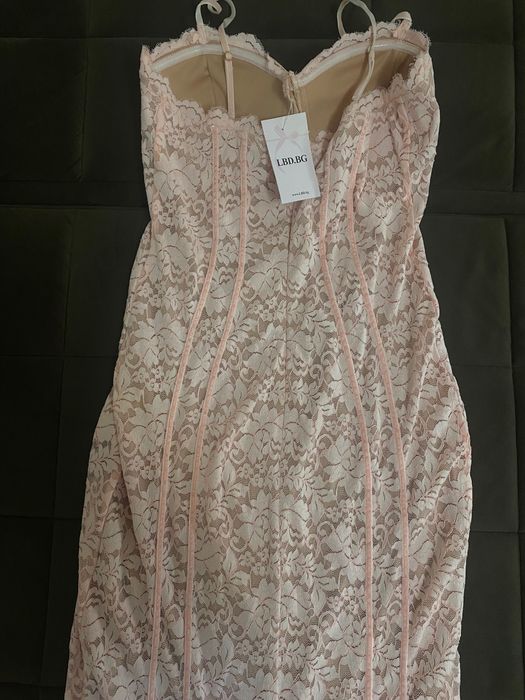 Пудрено розова дантелена рокля