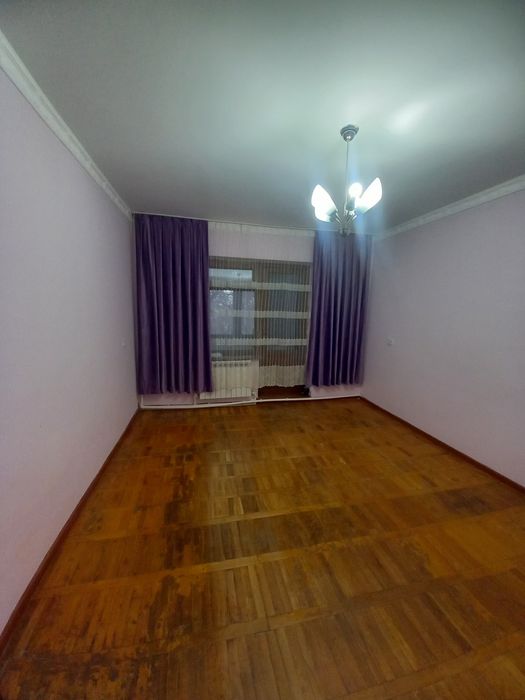 Продаётся 1 ком кв в чирчике 4 мкн дом кирпичный 2 этаж в доль дороги