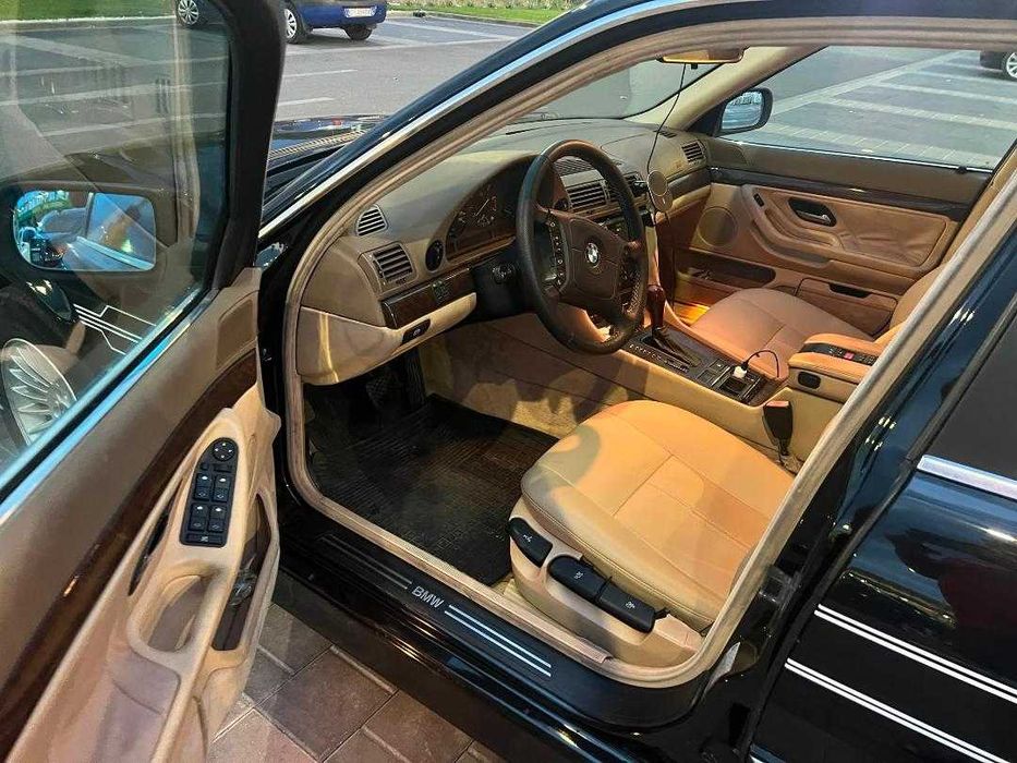 BMW E38 V8 Vehicul istoric