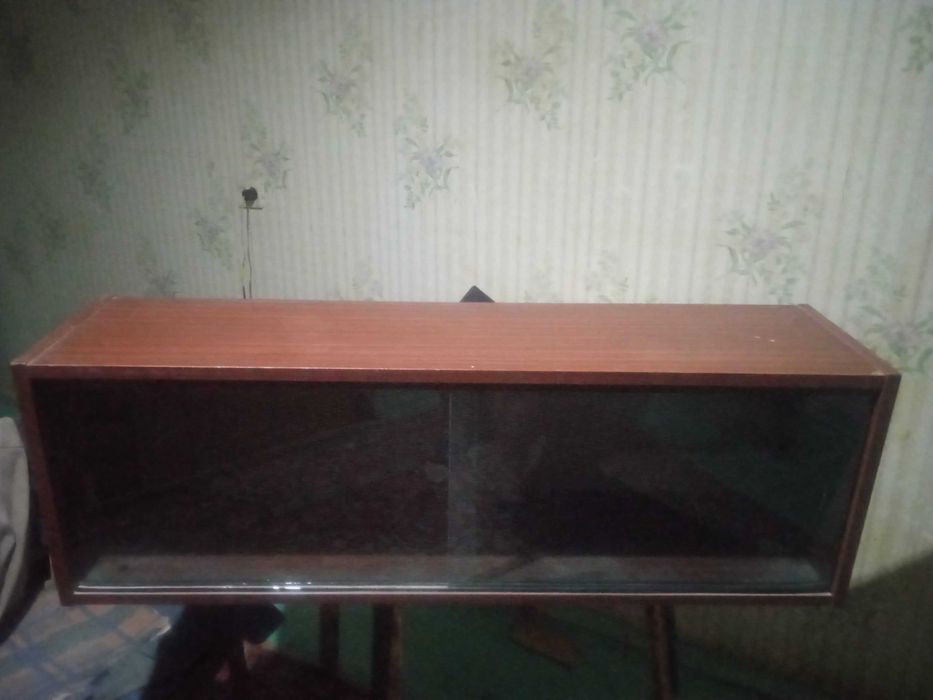 Книжная полка в хорошем качестве с раздвижными стеклами