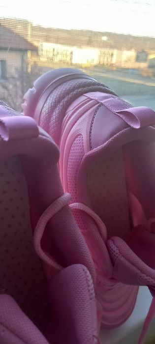 Маратонки в розово