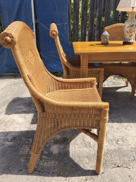 Set masă lemn masiv și 4 scaune de ratan