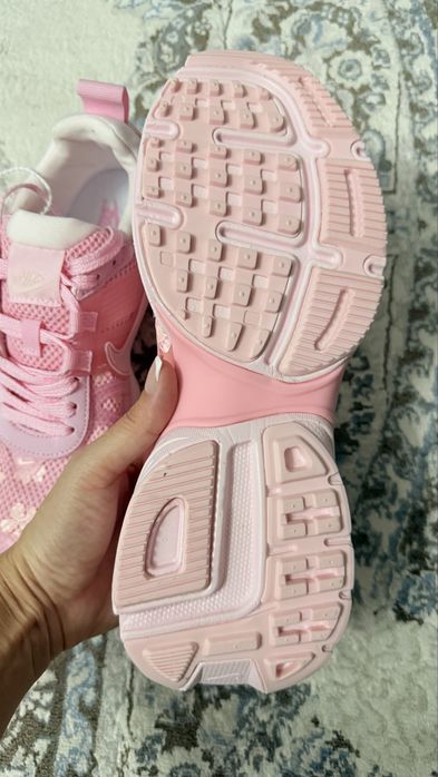 Кроссовки продаю новые Nike