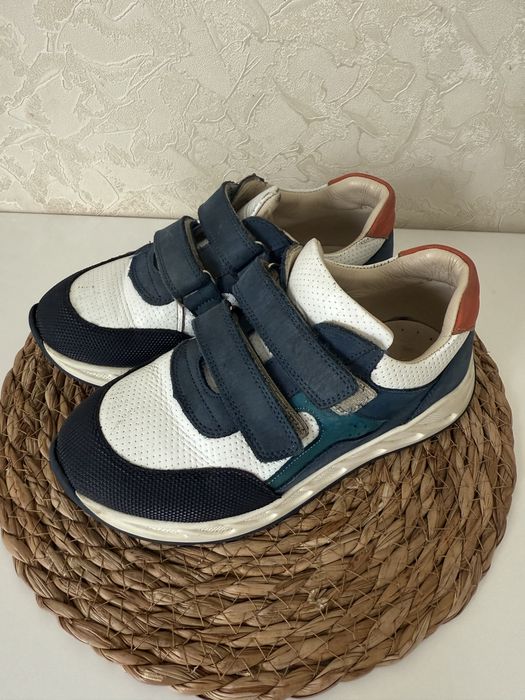 Продам детские кроссовки