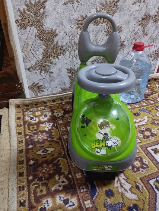 Детская машинка зеленая