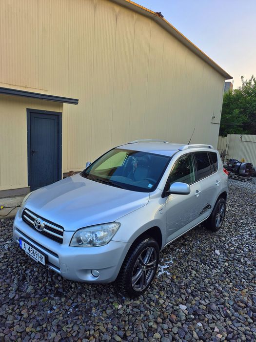Продавам Toyota Rav4 D4D
