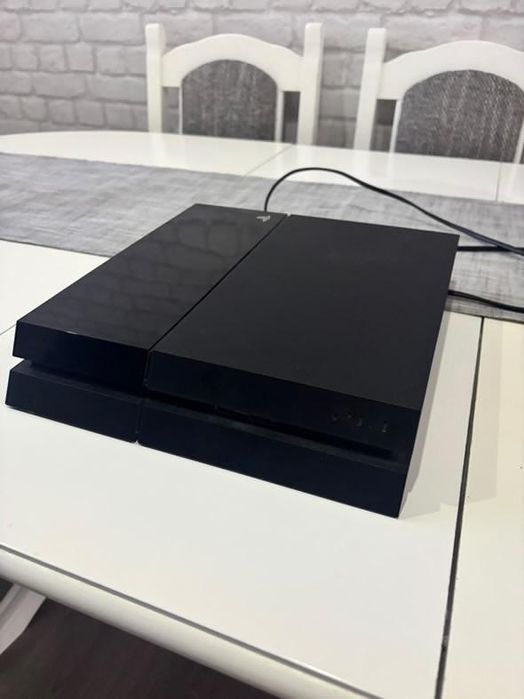 Ps4 cu 2 manete si sidiu mortal kombat
