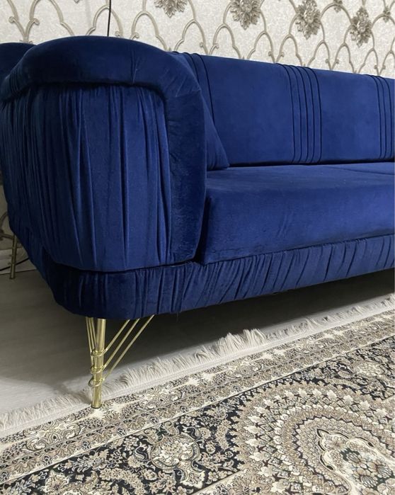 Диван с пуфиком.