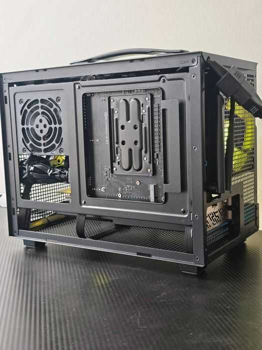 Компютър - /B650 Lightning Wi-fi/Ryzen 7 7700X/RX 9060 XT 16GB/32GB DDR5 6400M/T/1TB nVme gen 4.0/