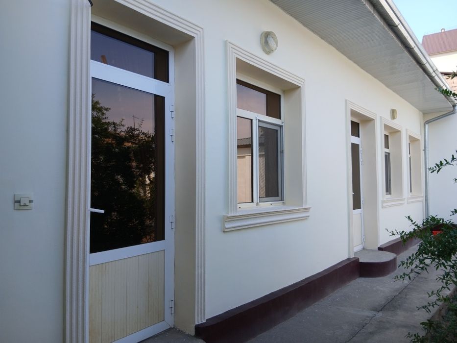 Hovli joyli uy sotiladi