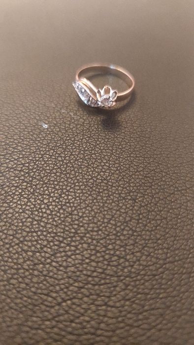 Продается золотое кольцо.