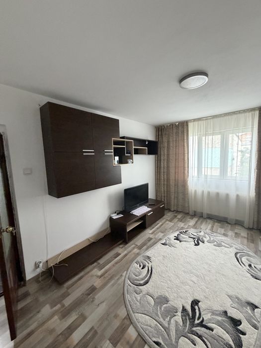 Inchiriez apartament micro 6