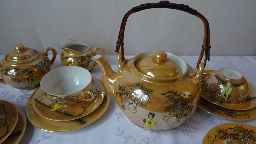 Японски порцеланови тройни сетове, чайник, захарница и каничка..