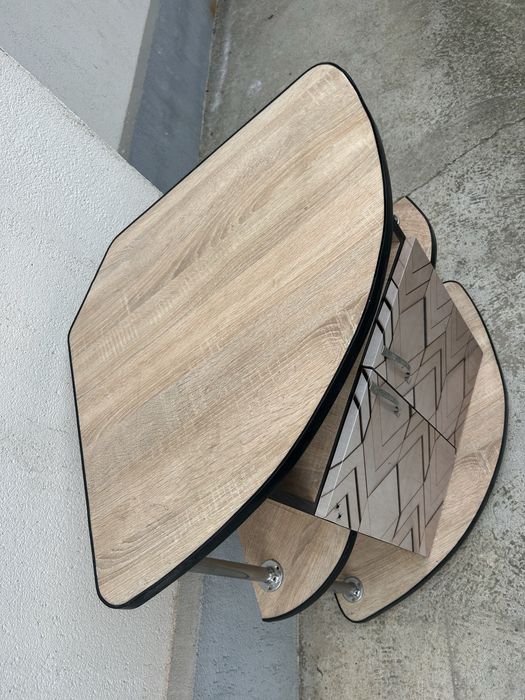 Comoda tv  în stare bună prețul este pentru ambele noptiere.