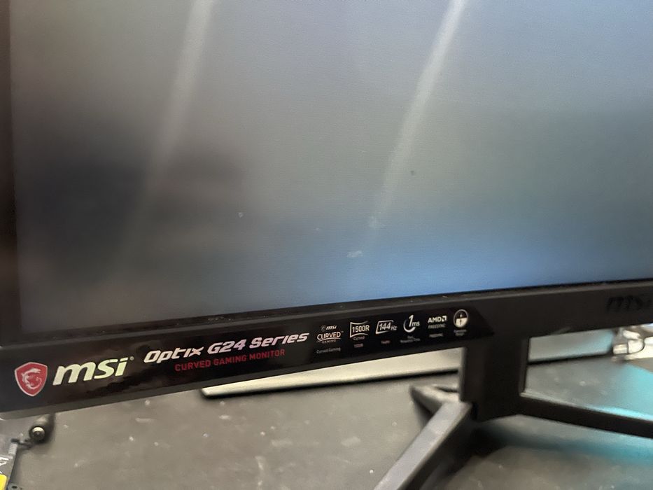Monitor Gaming Curbat MSI Optix G24C4 144Hz - cu defectul din poze