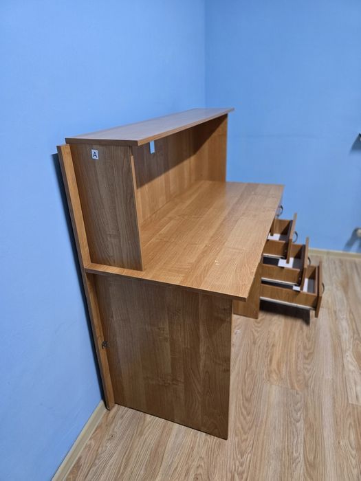 Рабочи стол со стройными ящиками