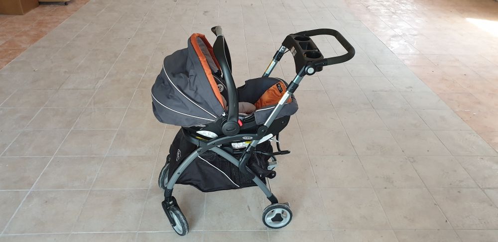 Vand Carucior Graco cu scoica si atas bancheta masina.