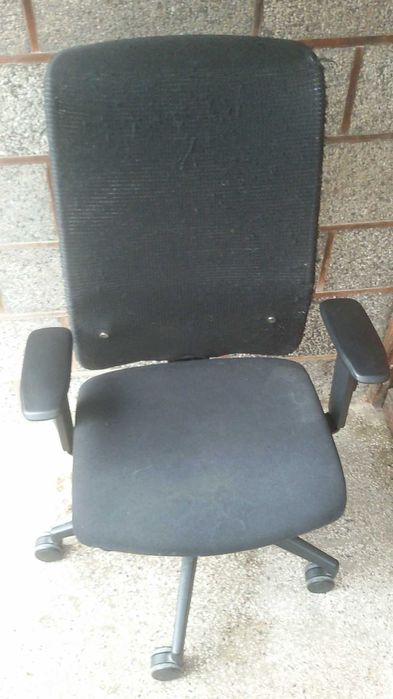 Офис стол Interstuhl със забележки по тапицерията