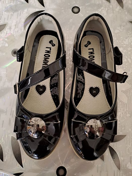 Туфли на девочку.