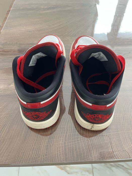 Червени обувки Nike Jordan