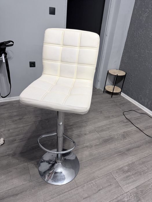 Продавам стол за грим