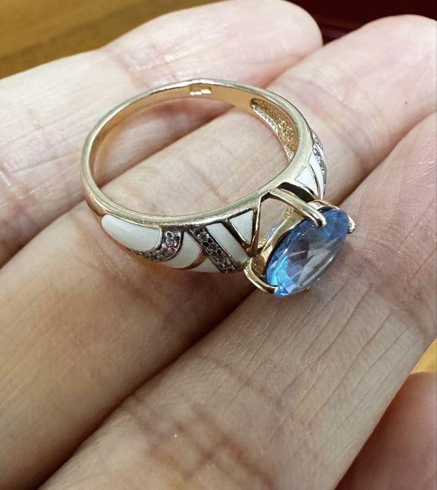 Золотое кольцо с топазом