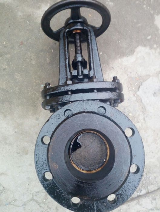 Продам задвижки чугунные