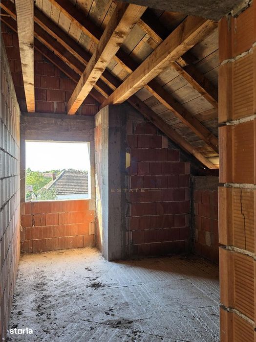 Casa parter si etaj la rosu ,Recas