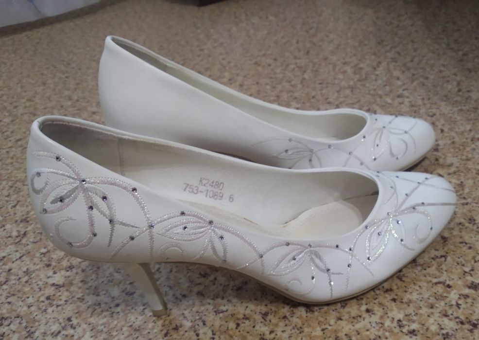 Продам туфли белые