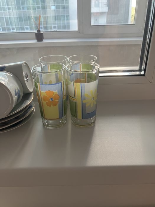 Чашки с блюдцами, стаканы.