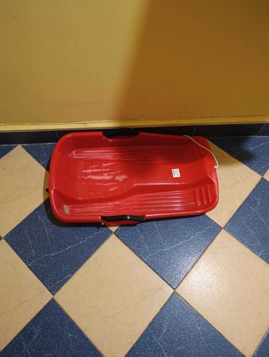 Детска шейна - червена