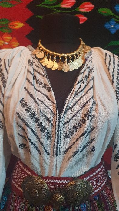 REDUCERE PRET 25%! Costum popular (ie/camasa, valnic/fota/catrinta)