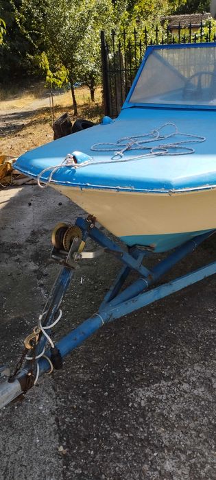 Лодка с мотор и колесар