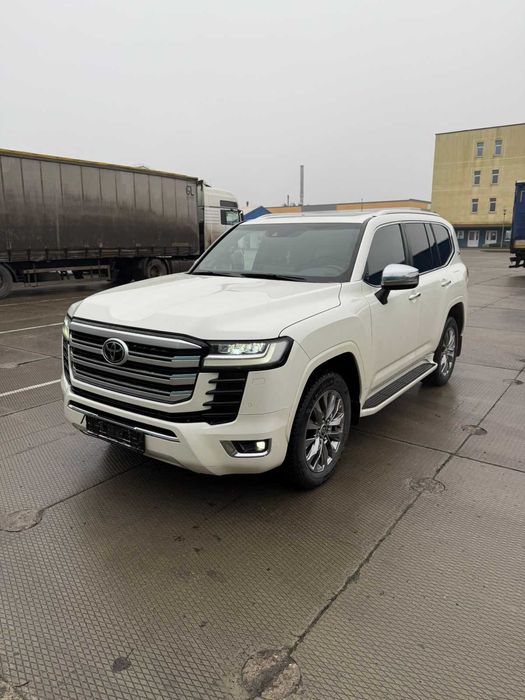 Toyota land Cruser 300.