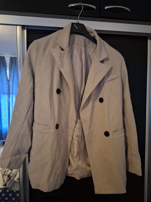 Дамско бежово палто