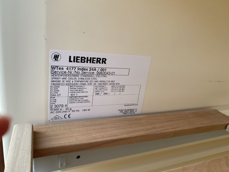 Хладилна витрина за вино Либхер 165 см