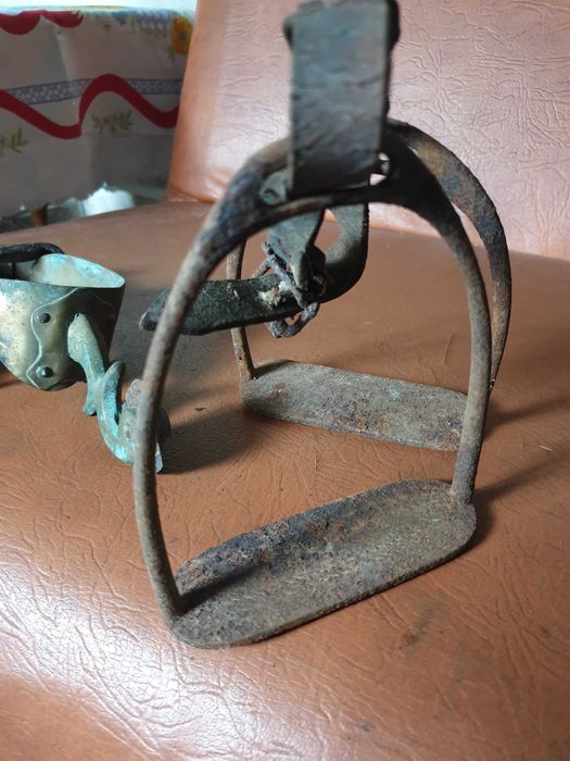 Pinten din bronz si scarite calarie foarte vechi