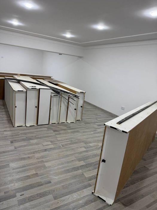 Продаются полки шкафы для магазина.