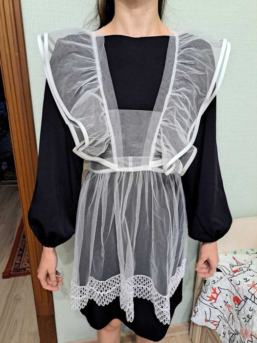 Белый школьный фартук на выпускной