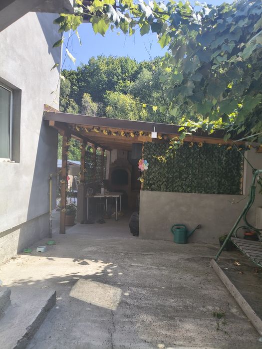 Casă de vânzare s+p+m în Valea Ursului,Glânboc vale aproape de Bascov la 2,5km.