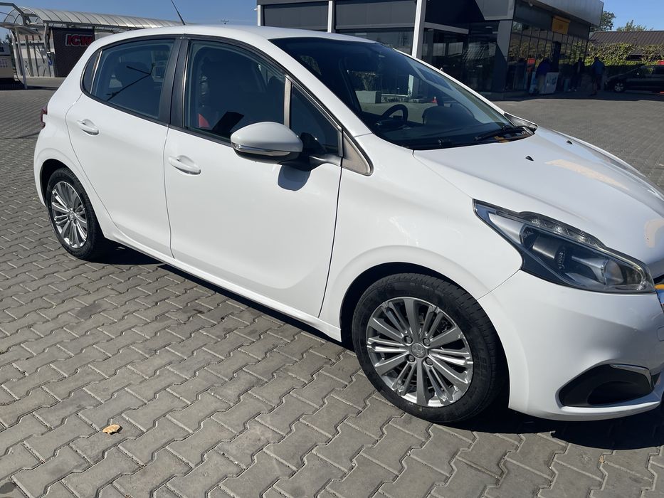 Vand Peugeot 208 ,1560 cmc/55kw/ numar locuri 5 ,1635kg . Masina perfecta ,pentru doamne si domnisoare ,perfecta pentru  incepatori !