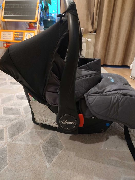 Столче за кола Leo на Baby design с адаптери за количка