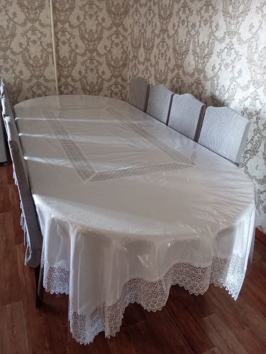 Продаётся стол со стульями.