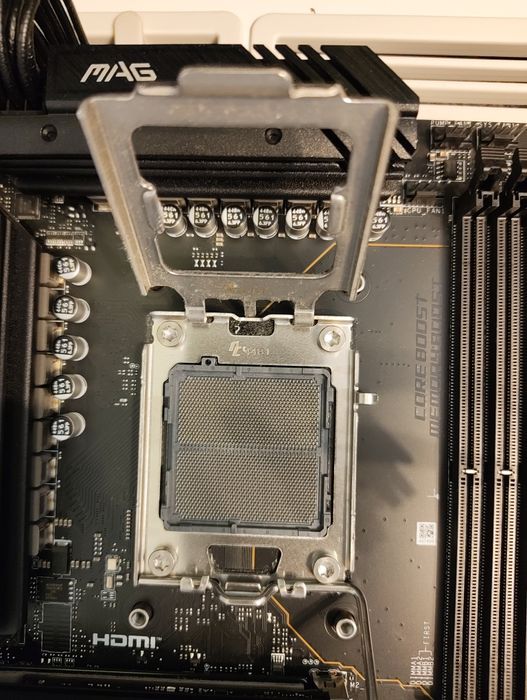 Vand Kit Ryzen 7600X + contact frame +MSI  MAG X670E TOMAHAWK WIFI cu garantie emag